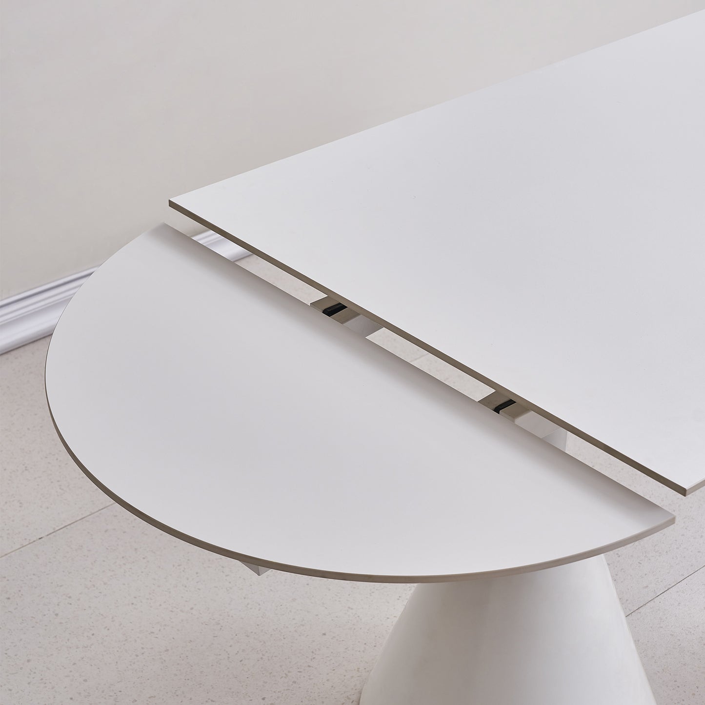 Table de salle à manger blanche extensible ovale moderne de 94,9 po pour 8 personnes avec plateau en pierre frittée et base en acier inoxydable