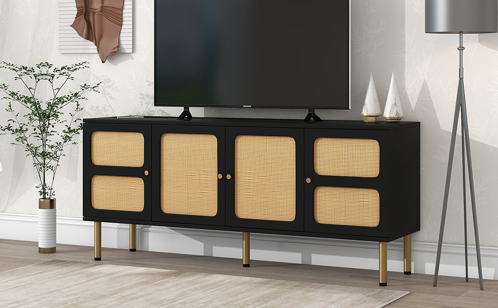 Meuble TV de style bohème ON-TREND avec porte en rotin, table console multimédia tissée pour téléviseurs jusqu'à 70", panneau latéral de style campagnard avec base en métal doré pour le salon, noir.