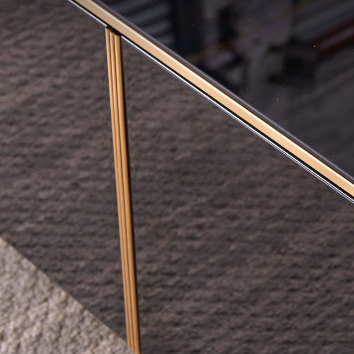 Conception rectangulaire ou carrée moderne de table basse noire avec le dessus en verre de jambe d'or
