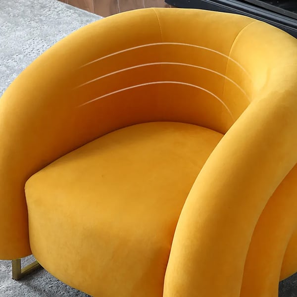 Chaise d'appoint créative et moderne en bois massif et velours jaune avec base en métal