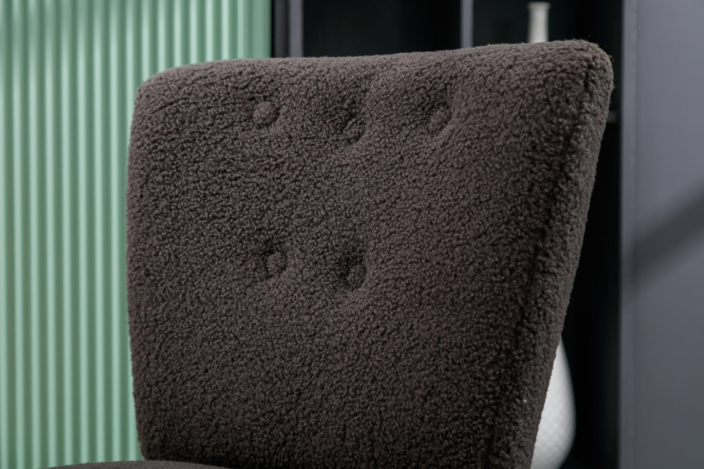 Chaise pantoufle à boutons en tissu Teddy avec pieds en bois pour salle à manger, salon, chambre à coucher, gris foncé