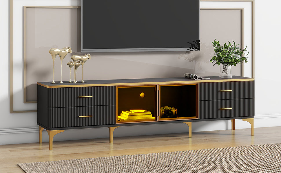 ON-TREND Meuble TV LED élégant avec plateau en marbre veiné pour téléviseurs jusqu'à 78", centre de divertissement avec armoire de rangement en verre marron, pieds et poignées dorés pour le salon, noir