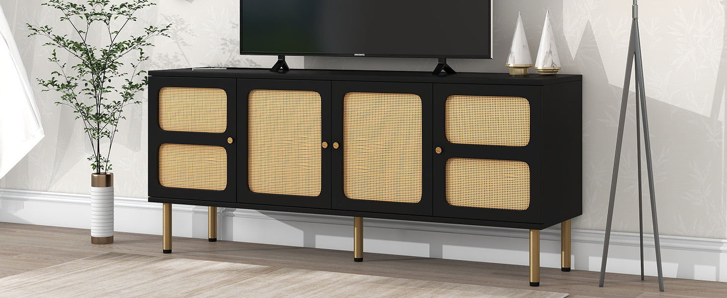 Meuble TV de style bohème ON-TREND avec porte en rotin, table console multimédia tissée pour téléviseurs jusqu'à 70", panneau latéral de style campagnard avec base en métal doré pour le salon, noir.
