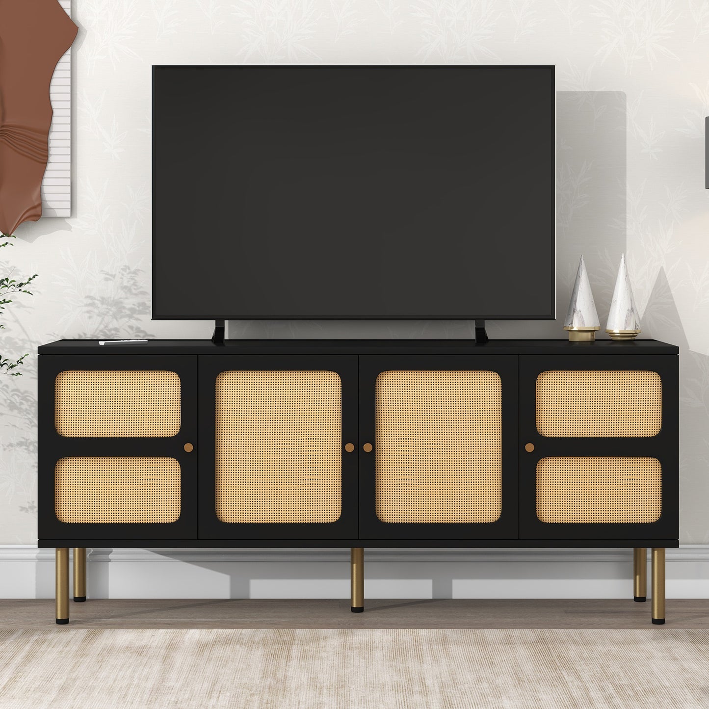 Meuble TV de style bohème ON-TREND avec porte en rotin, table console multimédia tissée pour téléviseurs jusqu'à 70", panneau latéral de style campagnard avec base en métal doré pour le salon, noir.