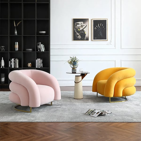 Chaise d'appoint créative et moderne en bois massif et velours jaune avec base en métal