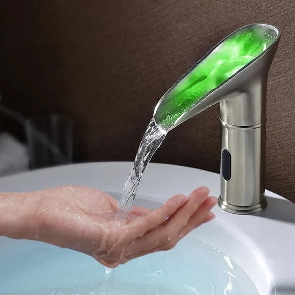Robinet cascade de lavabo de salle de bains électronique sans contact à un trou à LED en nickel brossé