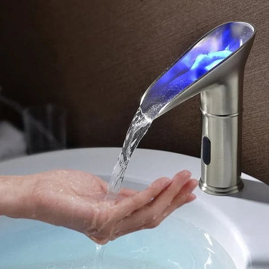 Robinet cascade de lavabo de salle de bains électronique sans contact à un trou à LED en nickel brossé