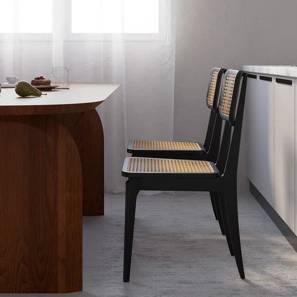 Chaise de salle à manger noire moderne en rotin et frêne
