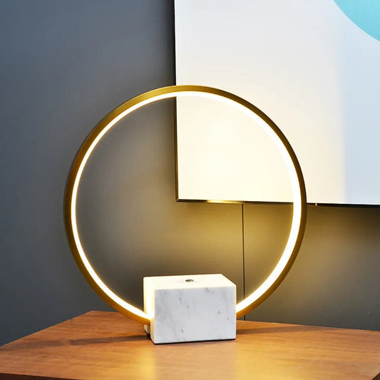 Lampe de table circulaire LED moderne en or avec base en marbre blanc