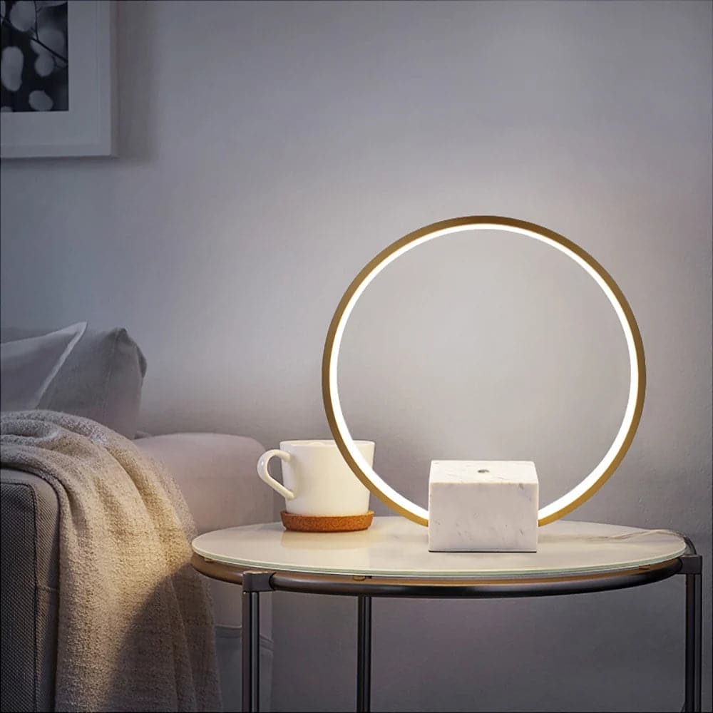 Lampe de table circulaire LED moderne en or avec base en marbre blanc