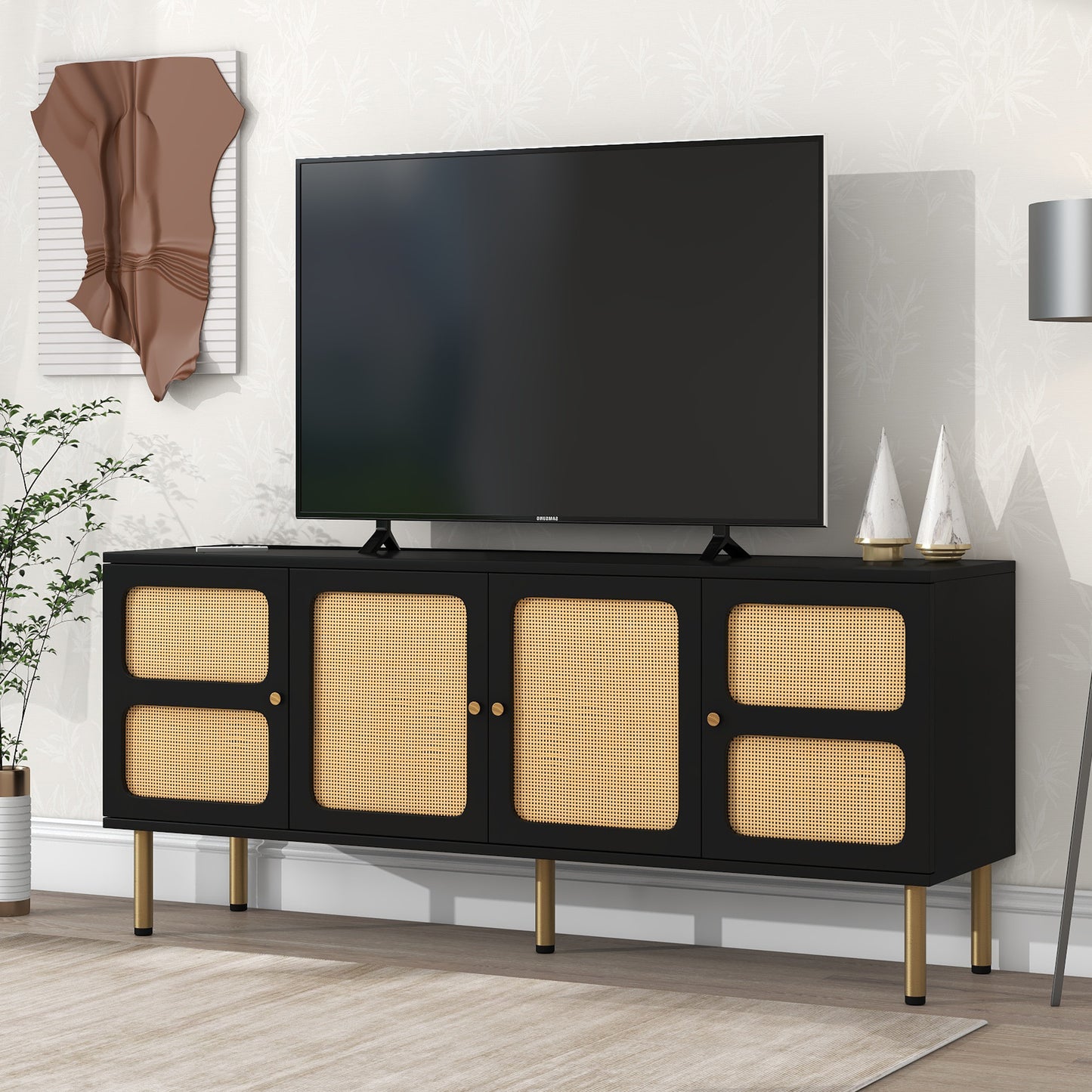 Meuble TV de style bohème ON-TREND avec porte en rotin, table console multimédia tissée pour téléviseurs jusqu'à 70", panneau latéral de style campagnard avec base en métal doré pour le salon, noir.