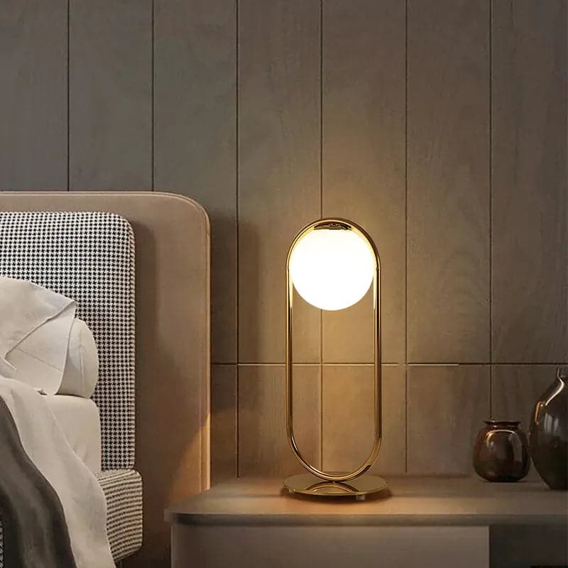 Lampe de table LED Globe en verre blanc et métal doré pour chambre à coucher