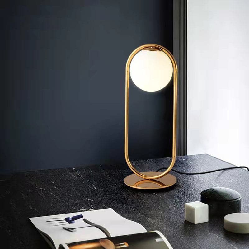 Lampe de table LED Globe en verre blanc et métal doré pour chambre à coucher