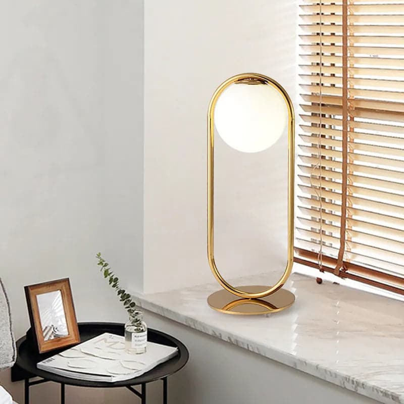 Lampe de table LED Globe en verre blanc et métal doré pour chambre à coucher