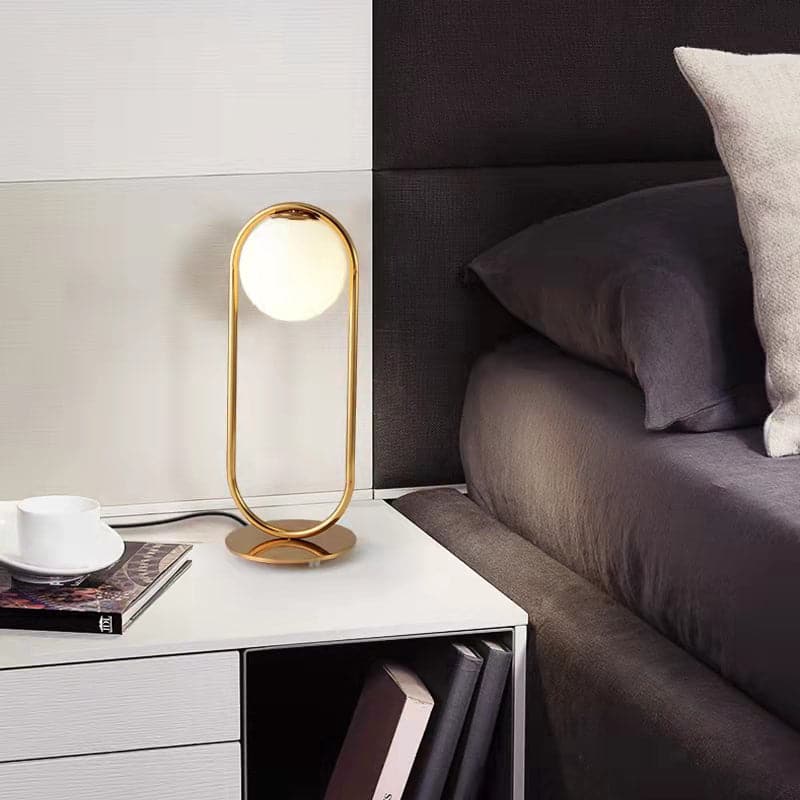 Lampe de table LED Globe en verre blanc et métal doré pour chambre à coucher