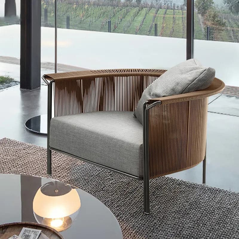 Fauteuil tonneau d'extérieur moderne en rotin tissé avec bord évasé au dossier en marron et gris