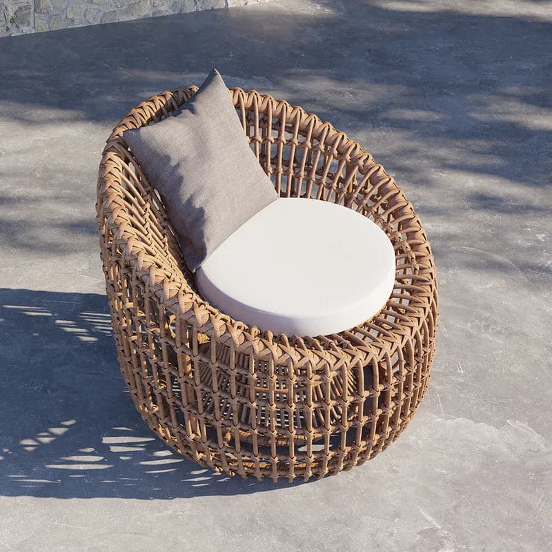 Chaise d'extérieur en rotin en forme de nid avec coussin en marron
