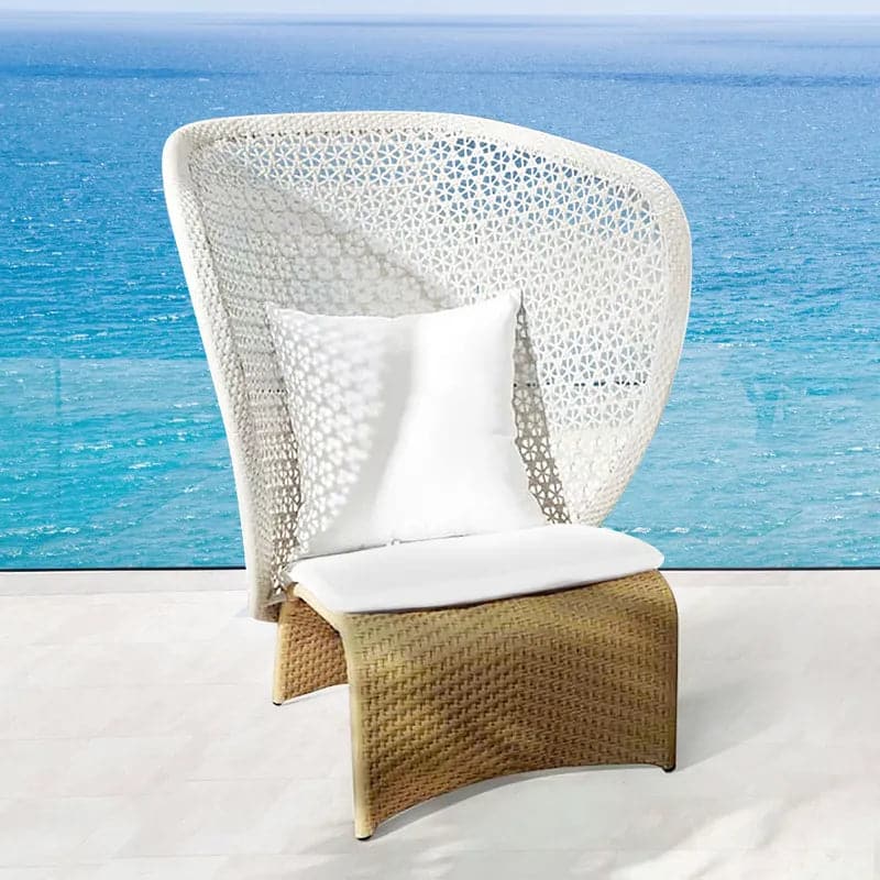 Chaise à oreilles d'extérieur en rotin avec coussin blanc et fond arqué