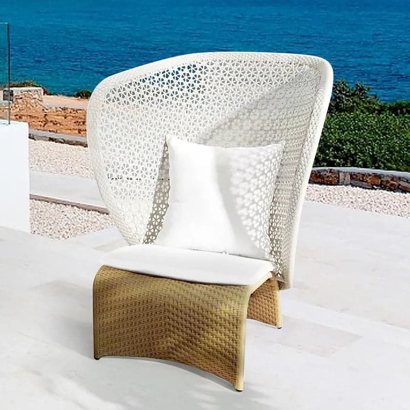 Chaise à oreilles d'extérieur en rotin avec coussin blanc et fond arqué