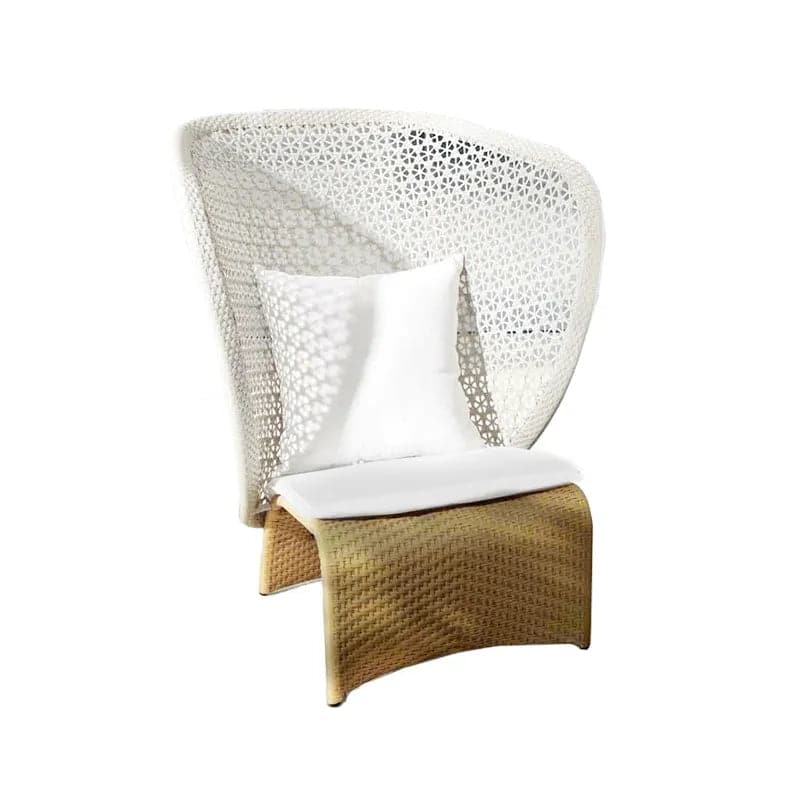 Chaise à oreilles d'extérieur en rotin avec coussin blanc et fond arqué