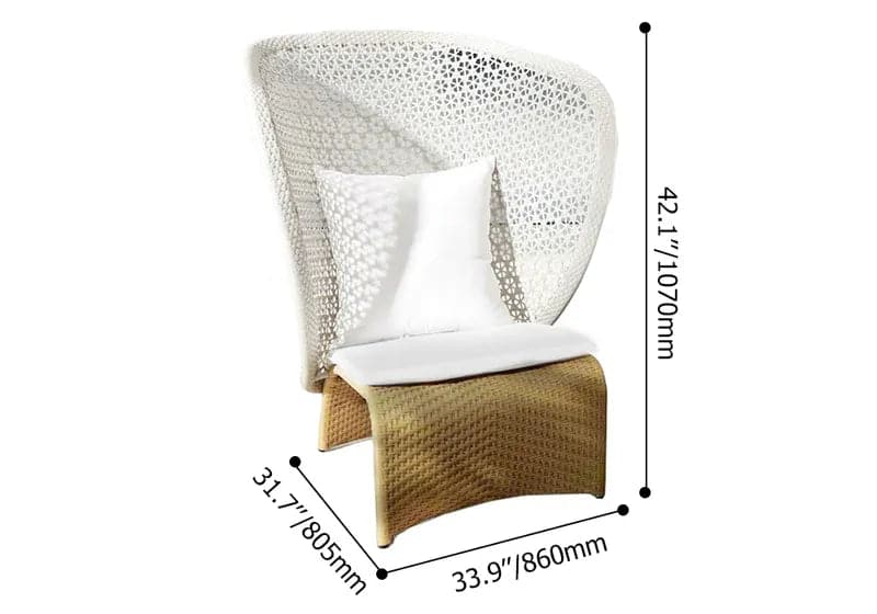 Chaise à oreilles d'extérieur en rotin avec coussin blanc et fond arqué